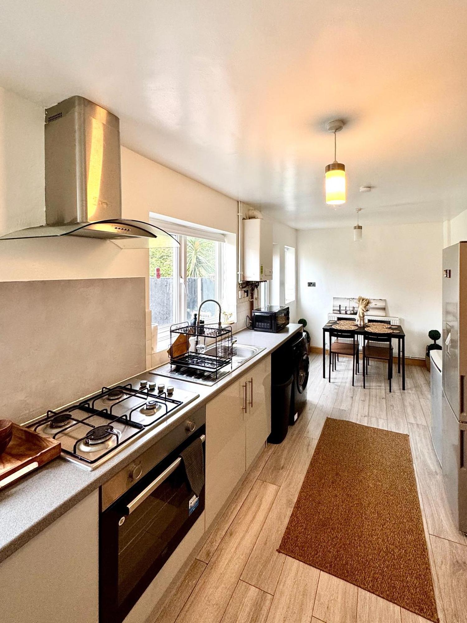 Contractor Haven- 3Bdr Crew House, Free Parking, Fast Wifi & Private Garden Apartment นอตติงแฮม ภายนอก รูปภาพ